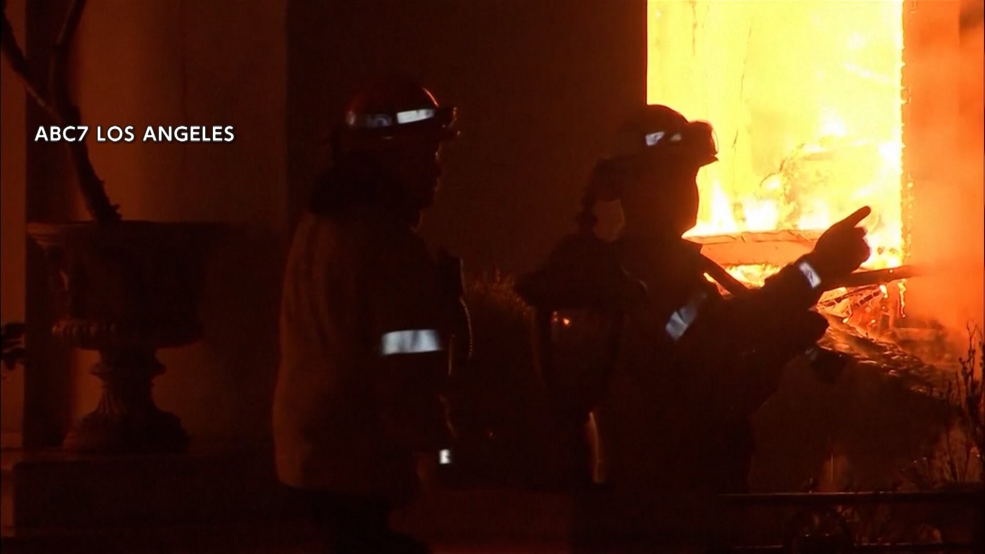 【危険】“ロス史上最悪”の山火事で約140平方キロメートル焼失・死者は10人に　“約18万人に避難命令”の最中に空き巣で20人逮捕も