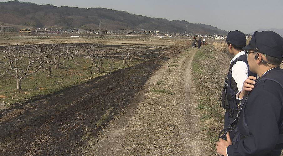 「男性が倒れている」　 下草焼きの火が拡大か　畑と土手を焼いた現場で高齢の男性が死亡