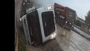 対向車に道を譲ろうと…トラックが横転、水路に転落する瞬間　荷台に大量の石　閉じ込められた運転手を居合わせた人たちが救助　トルコ