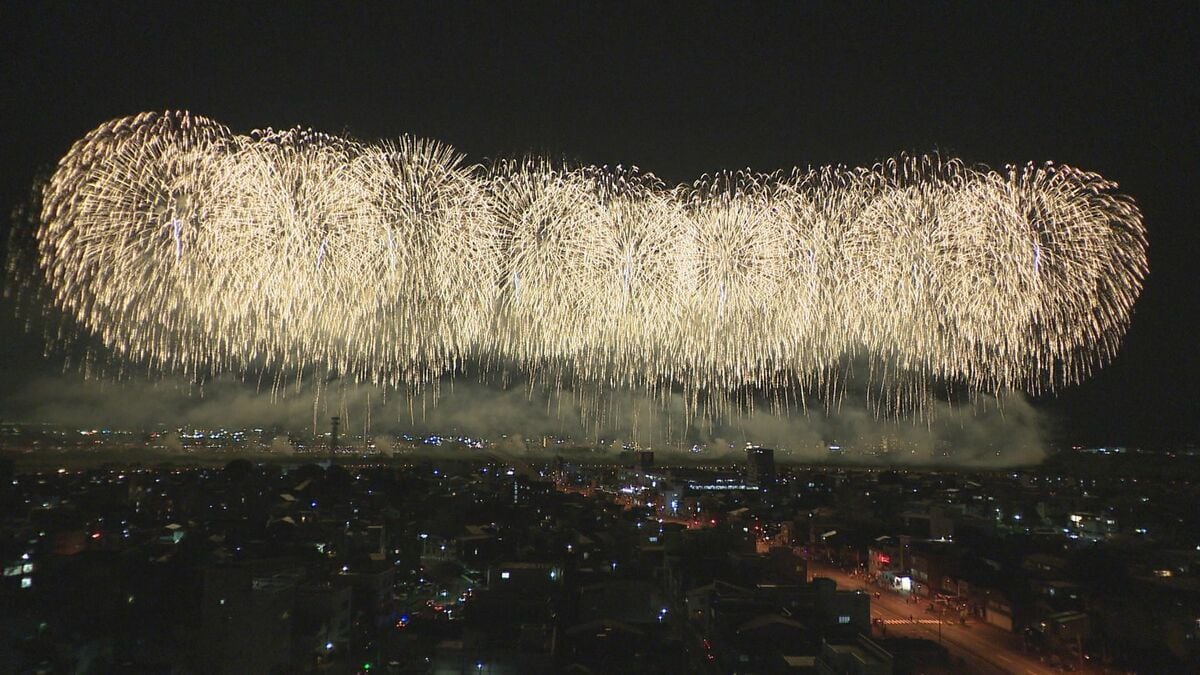 スーツ姿で場所取りも…平和と復興のシンボル“長岡まつり大花火大会” 夜空に大輪の花「心に残った」｜FNNプライムオンライン