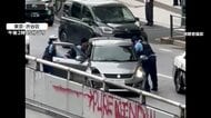 東京外環道の“逆走女”　警察官3人がかりで引きずり出す確保の瞬間　追跡するパトカーはバンパー破損　銃刀法違反の疑いで現行犯逮捕