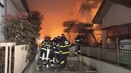 住宅2棟全焼 住人男性が死亡 隣の家の住人は無事