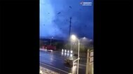 中国で巨大竜巻 強い光も... 家屋倒壊 1人死亡、21人けが