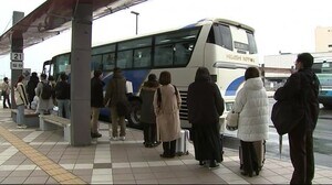 新幹線運休続く 花巻-羽田便臨時運行 地震の影響 高速バスは増便<岩手県>