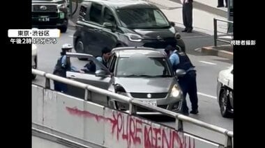 東京外環道の“逆走女”　警察官3人がかりで引きずり出す確保の瞬間　追跡するパトカーは…
