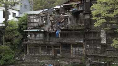 目の前が“廃墟”旅館でイメージ悪化…人気温泉街の戦い方