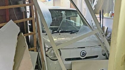 【恐怖】「数分の差で…」高齢ドライバーの車がたこ焼き店に突っ込む　客2人と店員が　アクセルとブレーキ踏み間違えたか