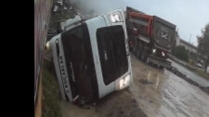 対向車に道を譲ろうと…トラックが横転、水路に転落する瞬間　荷台に大量の石　閉じ込められた運転手を居合わせた人たちが救助　トルコ