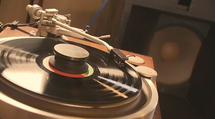 長野の築100年の土蔵が「ジャズ喫茶」に　1000枚のレコードと北アルプスを望む絶景　地元の名物アップルパイで「過疎の故郷」を元気に　75歳男性の挑戦