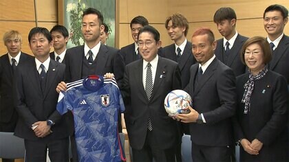 【速報】吉田、堂安ら サッカー日本代表が岸田首相を表敬　W杯2大会連続ベスト16