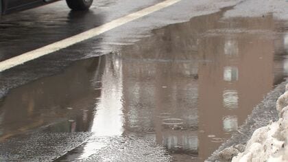 雪はザクザク、交差点には大きな水たまりが…クリスマスなのに季節外れの雨＿予想最高気温も11月中・下旬並み→雪解け進み路面状況の変化や落雪に注意〈北海道〉