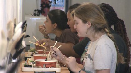 NY人気店のメニューはインスタントラーメン！ 90種類以上から選んでトッピングも　一番人気は“とんこつ”