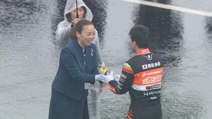 瑶子さま「晴れ女できておりましたが…」　土砂降りのスーパーフォーミュラ開幕戦にご出席