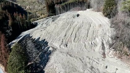 【不安】“違法盛り土”に住民困惑「あそこが崩れたら埋まっちゃう」業者はなぜ放置？市は撤去求め措置命令　栃木・佐野市