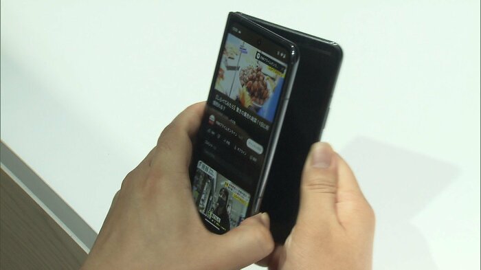 通常のサイズのスマートフォンとして使用する際は、折りたたまれて二重になっている
