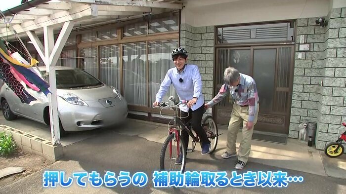 小原さんに補助してもらい細田アナウンサーが試乗