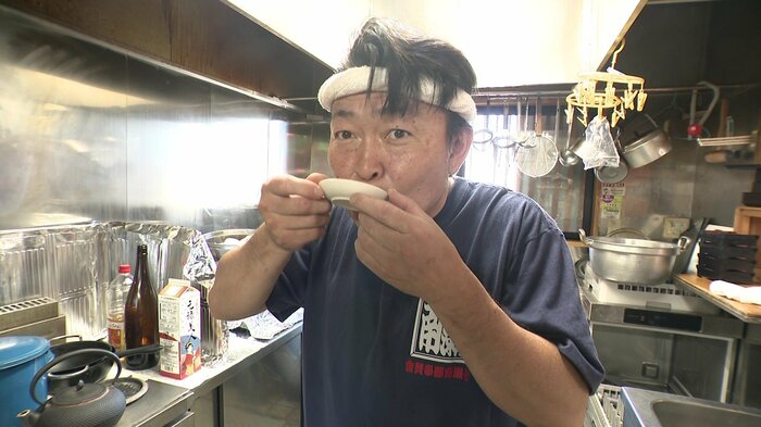 味見をする佐々木そば店の小坂和彦さん