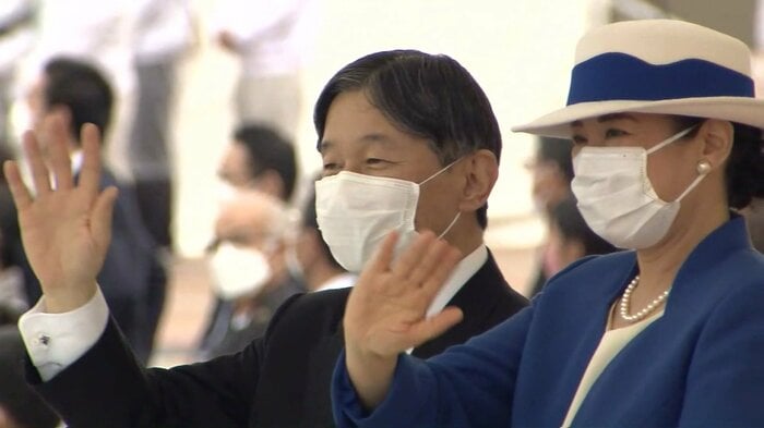 明石港で歓迎パレードに手を振ってこたえられる両陛下(兵庫・明石市)