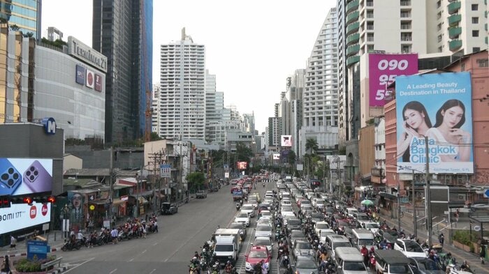 高層ビルが立ち並ぶバンコク中心部・アソーク地区