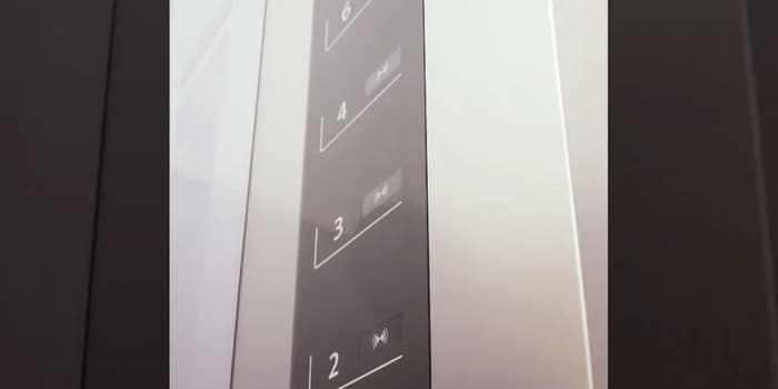 タッチ前(提供:フジテック株式会社)