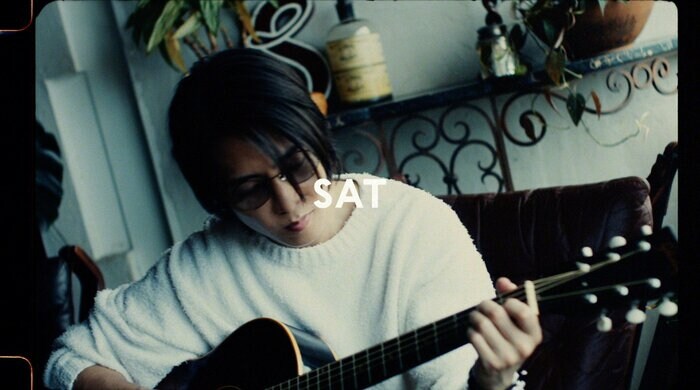 愛用のギターを奏でる 山下智久