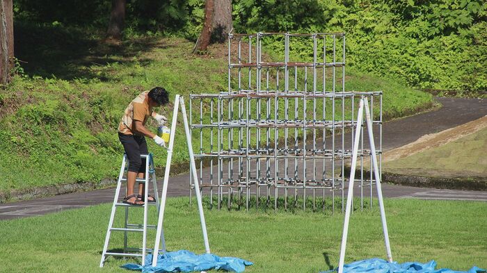 ブランコの塗り替え作業