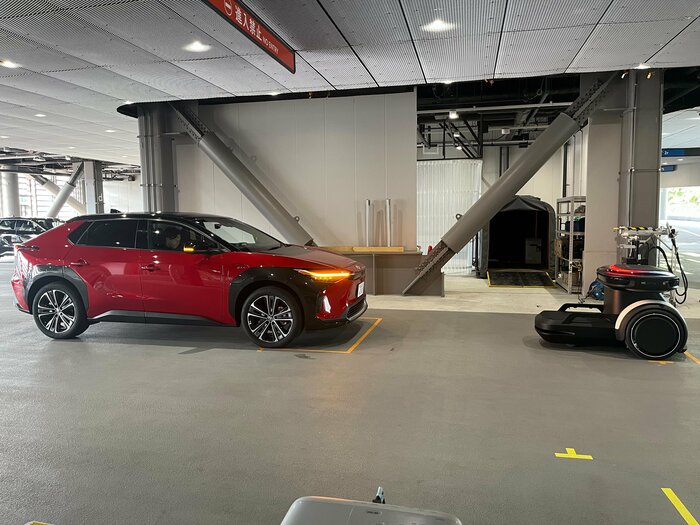 無線で車を“牽引”するロボット