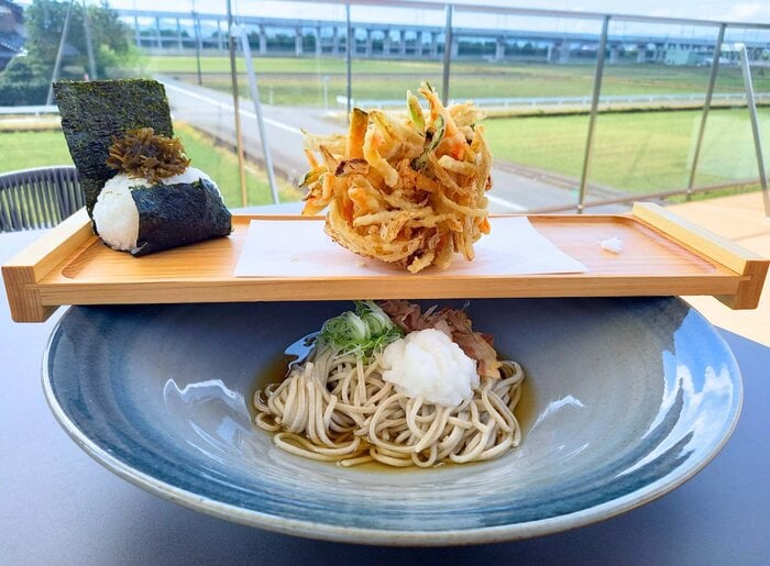 「宗近製麺所」の名物ざく切り野菜の大きなかき揚げおろし天そば ホロっと崩れる手塩仕立ての宗近にぎり付き (1280円)