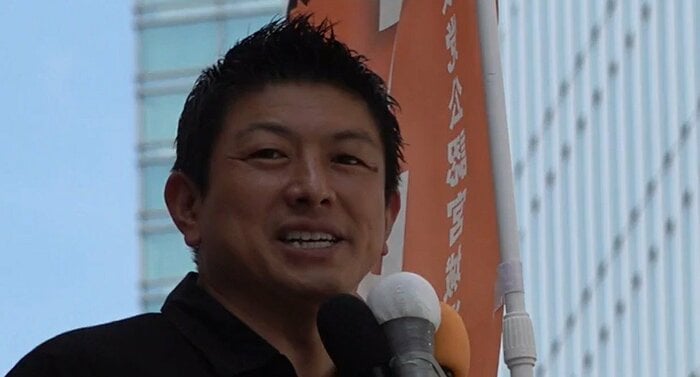 仙台駅前で演説する神谷宗幣代表