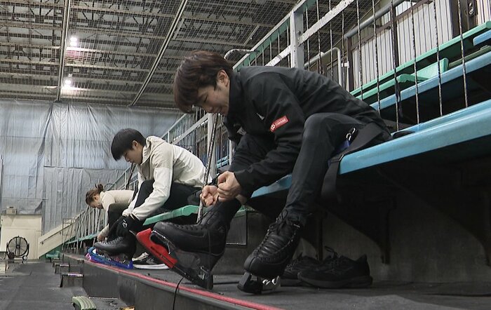 リンクサイドでスケート靴を履く友野（2025年11月）