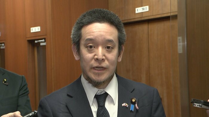 懲罰委員会の後、取材に応じるNHK党・浜田政調会長
