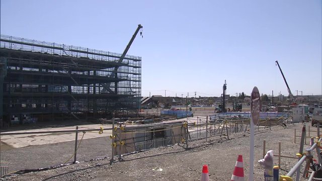 新しい町へ 商業施設の建設も進む