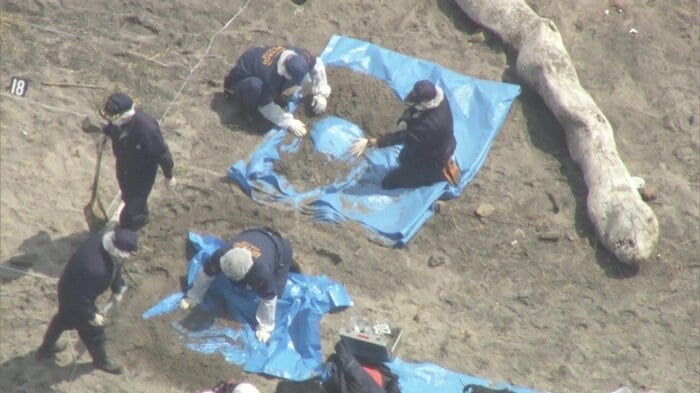 砂浜を調べる捜査員(15日午前)