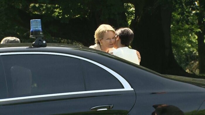 皇后さまと王妃がチークキス