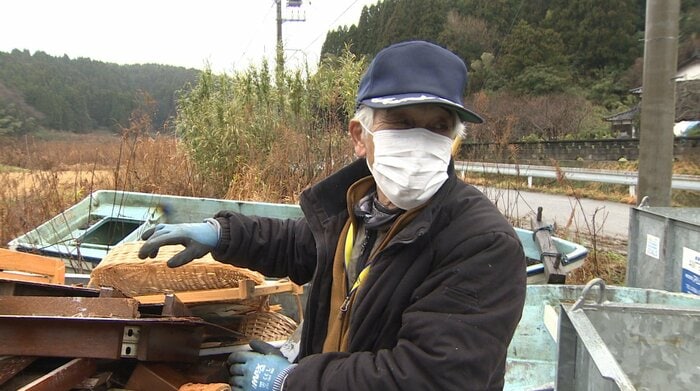 災害ごみを仕分ける山本区長