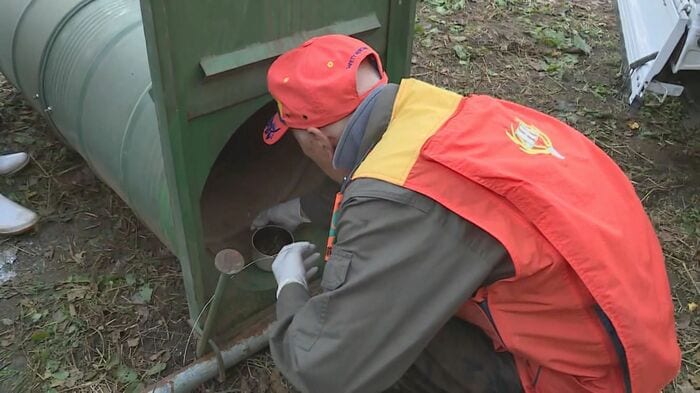 中にはクマの好物・はちみつを仕込む