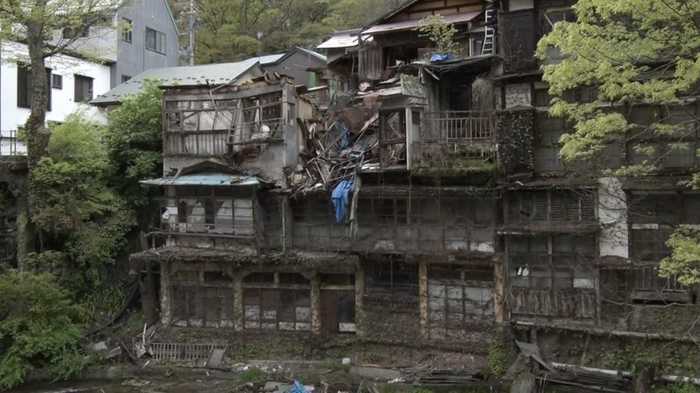 目の前が“廃墟”旅館でイメージ悪化…人気温泉街の戦い方