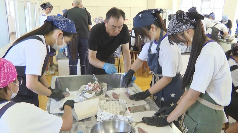 慣れない手つきで三枚おろしに…尾鷲市の中学生が水揚げされたばかりの魚を使って料理 郷土愛を育む授業で挑戦｜FNNプライムオンライン