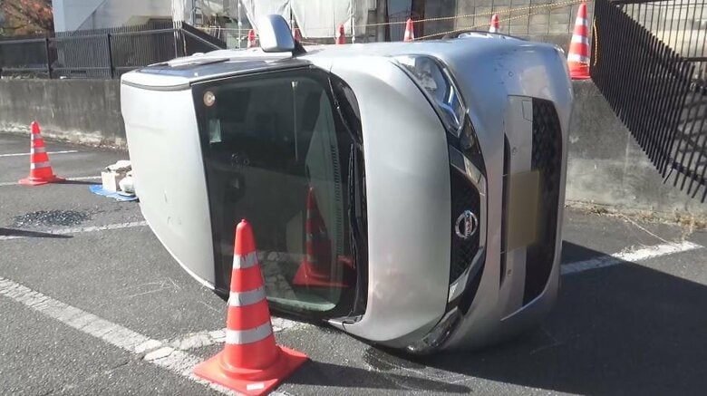 警察署に車が1.2m転落　フェンス突き破り横転　80代女性が運転操作を誤ったか　長野・飯田市｜FNNプライムオンライン