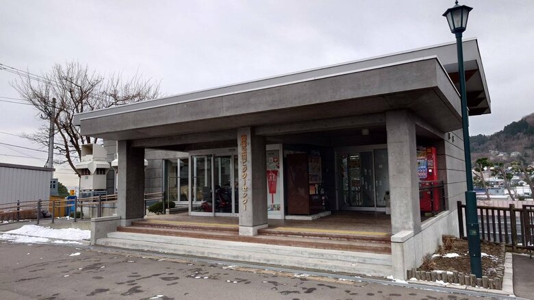 公園の施設内のイスに座る不審な男…スマホをいじり脇には『木刀のようなもの』男の子が目撃＿近くの寺では12月7日に女性が木刀のようなもので襲われる事件も＿警察が注意を呼びかけ〈北海道函館市〉｜FNNプライムオンライン