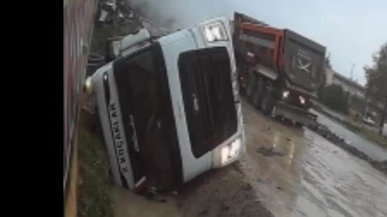 対向車に道を譲ろうと…トラックが横転、水路に転落する瞬間 荷台に大量の石 閉じ込められた運転手を居合わせた人たちが救助 トルコ|FNNプライムオンライン