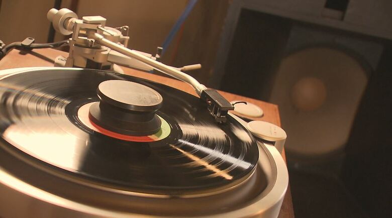 75歳の挑戦！長野の築100年の土蔵が「ジャズ喫茶」に　1000枚のレコードと北アルプスを望む絶景　地元の名物アップルパイで「過疎の故郷」を元気に｜FNNプライムオンライン