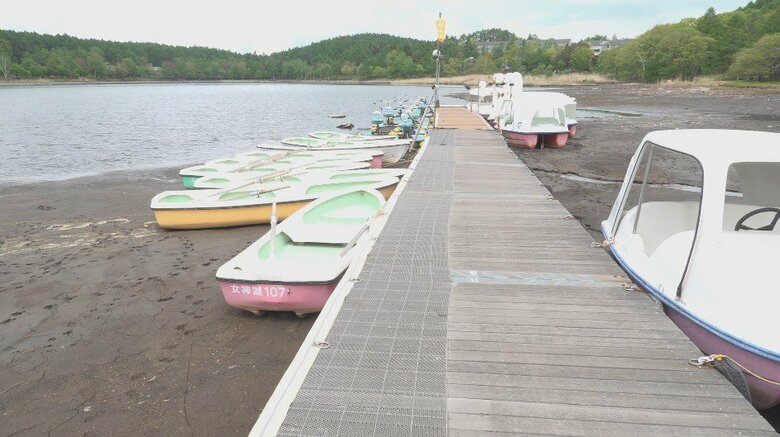 異様…女神湖の水位が著しく低下　観光用のボート営業休止　少雨や雪不足が影響か　観光関係者「大きな痛手、しっかり雨降って」　長野・立科町｜FNNプライムオンライン
