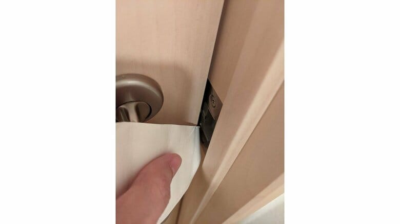 トイレに閉じ込められた時、「トイレットペーパーの芯」で脱出する方法が話題…専門家に聞いてみた｜FNNプライムオンライン