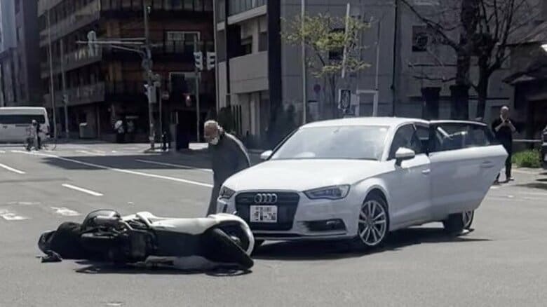 【緊迫の現場を撮影】直進するバイク×右折する乗用車“出合い頭衝突”…投げ出されたライダー搬送までの一部始終―北海道札幌市｜FNNプライムオンライン