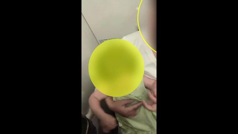 「泣き止んだら外に出られる」中国で“他人の子ども”しつける動画が物議…機内で泣く子どもトイレに連れ諭す「同乗客に休んでほしかった」｜FNNプライムオンライン