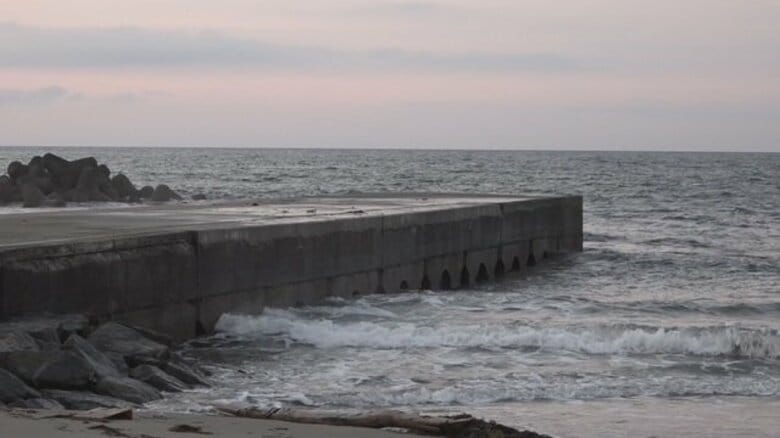 富山・八重津浜で海水浴の男子中学生(13)が死亡　5人グループで訪れ「友達が溺れている」と通報　消防が海中で救助も搬送先の病院で死亡確認｜FNNプライムオンライン