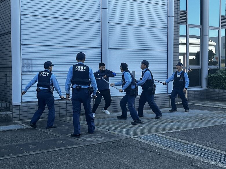 「不審者がいればいち早く見つけられるように」　重要インフラでの“テロ行為”への対応訓練　大阪市などに水供給する浄水場で“刃物男”と“爆弾”を想定した訓練実施　大阪府警｜FNNプライムオンライン