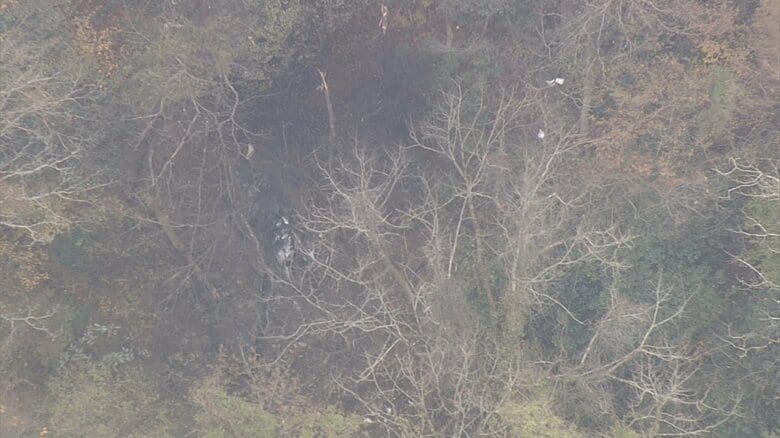 【現場映像】墜落したとみられる小型機　取材ヘリコプターが山中で確認　うっすらと白煙上がる　機体は原形とどめず　福岡・八女市｜FNNプライムオンライン