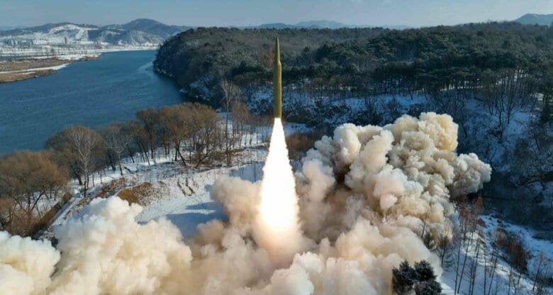北朝鮮が1月14日に発射した「極超音速ミサイル」(労働新聞・1月15日)